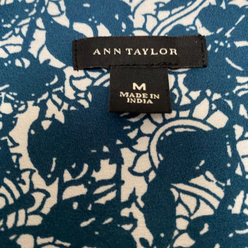 Ann Taylor button down blouse, Size M - Picture 4 of 6